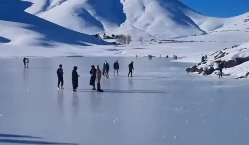 بحيرة-أوكايمدن-قد-تتسبب-في-فاجعة.-تجمد-مياهها-يجذب-الزوار-ويوقظ-شبح-المآسي-السابقة