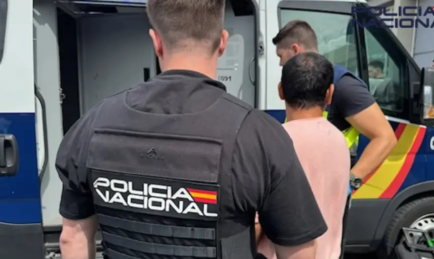 تركه-وحيدًا-بلا-وثائق.-تفاصيل-صادمة-لاعتقال-أب-مغربي-حاول-الفرار-بعد-التخلي-عن-ابنه-القاصر-بإسبانيا