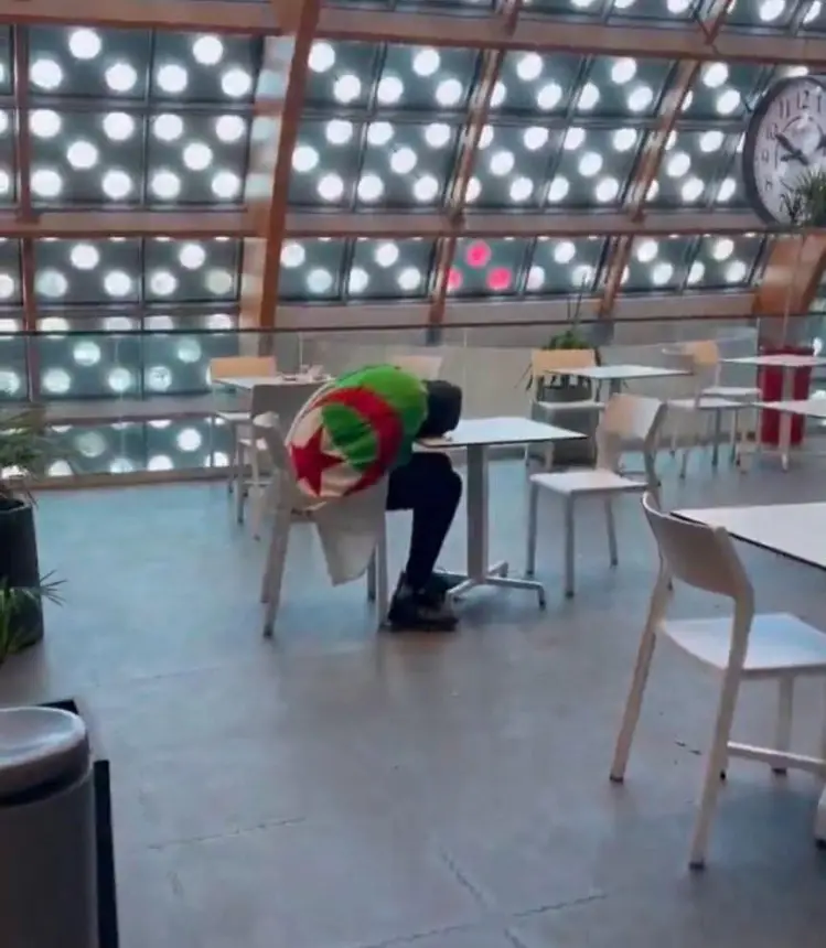 جاء-من-دولة-بترولية.-مشجع-يلتحف-العلم-الجزائري-يتسول-المسافرين-ويبيت-في-محطة-القطار