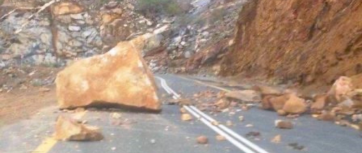 هام:-تساقط-الصخور-يفرض-إغلاق-الطريق-المدارية-عند-بني-أنصار-والسلطات-تتدخل-لضمان-سلامة-المواطنين