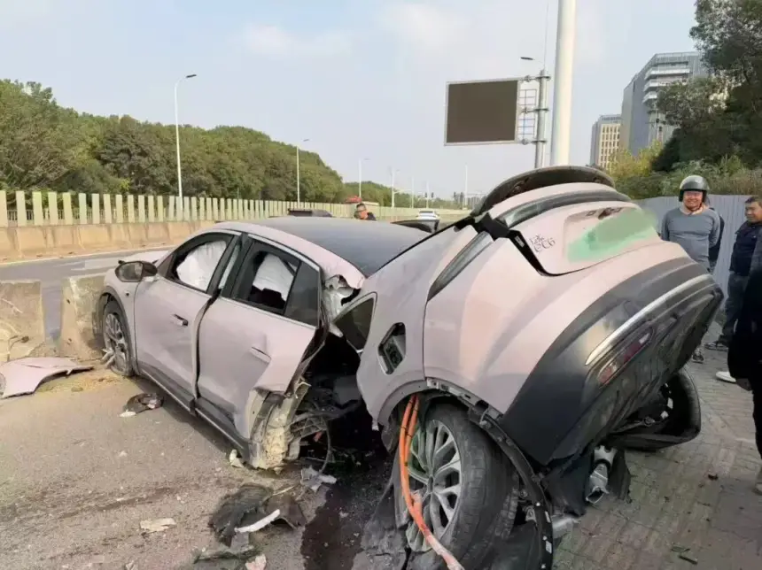 بالفيديو….سيارة-نيو-ec6-الصينية-تنقسم-إلى-نصفين-في-حادث-غريب