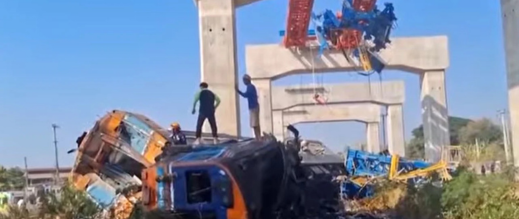 صباح-دموي-في-تايلاند.-رافعة-تسحق-قطار-ركاب-وتخلف-عشرات-الضحايا