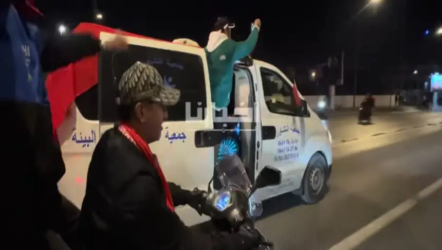 سيارة-إسعاف-تشارك-في-احتفالات-تأهل-المنتخب-المغربي-إلى-نهائي-الكان