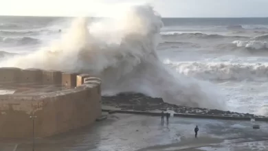 أمواج-عاتية-ورياح-قوية-تضرب-السواحل-المغربية.-البحر-يدخل-مرحلة-“الهيجان-الشديد”-ابتداءً-من-الأربعاء