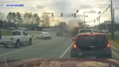 بالفيديو…لحظة-اصطدام-مرعبة-لسيارة-امرأة-مسرعة-بعدة-سيارات