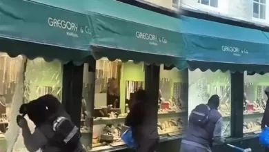 في-قلب-لندن-وبوضح-النهار.-لصّان-يقتحمان-محل-مجوهرات-ويستوليان-على-محتوياته-بجرأة-صادمة