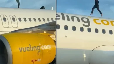 مشاهد-تحبس-الأنفاس.-شاب-مغربي-يقتحم-مدرج-مطار-إسباني-ويتسلق-سطح-طائرة-وهي-تستعد-للإقلاع!