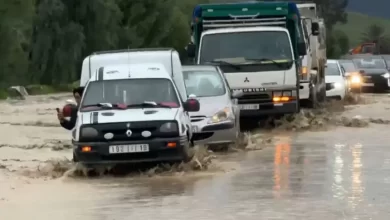 فيضان-واد-جمعة-يشل-حركة-السير-بالطريق-الوطنية-رقم-8-بين-فاس-وتاونات