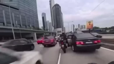 بالفيديو…لحظة-خاطئة.-طفلة-تُشعل-حادث-سير-مخيف-في-ماليزيا