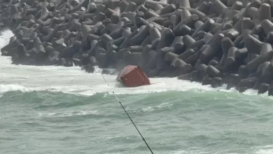 باستعمال-مروحية.-تدخل-عاجل-بعد-انقلاب-حاويتين-محملتين-بمواد-غذائية-في-مارينا-الدار-البيضاء