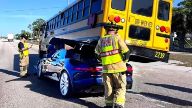 مشهد-لا-يُصدق.-جاكوار-f-type-تنحشر-أسفل-باص-مدرسة-في-حادث-غريب!