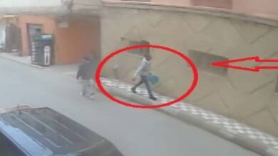 “كاميرات-المراقبة”-تفضح-لصا-استغل-وقت-الصلاة-لسطو-هادئ-على-محل-تجاري-بالناظور