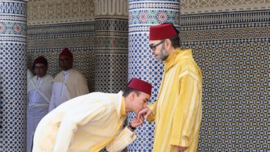 أمير-المؤمنين-يؤدي-صلاة-عيد-الفطر-بمسجد-أهل-فاس-بالرباط-ويتقبل-التهاني-بهذه-المناسبة-السعيدة