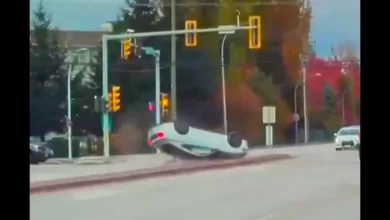 بالفيديو.لحظة-انقلاب-سيارة-فارهة-بعد-تلقيها-صدمة-من-سيارة-لم-تحترم-الاشارات-الضوئية