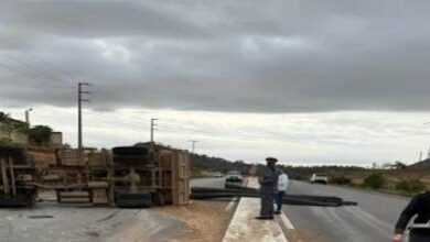 الناظور.-انفجار-عجلة-يتسبب-في-انقلاب-شاحنة-على-الطريق-الساحلية