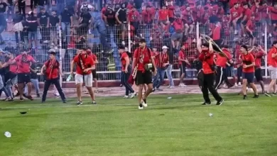 شغب-بملعب-المسيرة.-جماهير-اتحاد-العاصمة-تشعل-الفوضى-وتستهدف-أنصار-أولمبيك-آسفي-بـ-“الشهب-والقنينات”