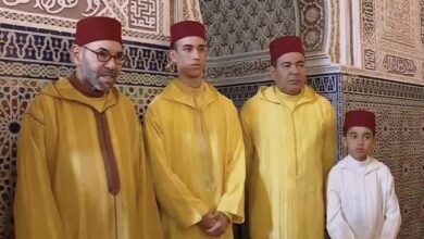 أمير-المؤمنين-يؤدي-صلاة-عيد-الأضحى-المبارك-بمسجد-أهل-فاس-بالرباط-ويتقبل-التهاني-بهذه-المناسبة-السعيدة