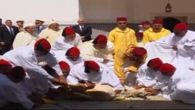 مرفوقا-بولي-العهد.-الملك-محمد-السادس-يؤدي-صلاة-عيد-الأضحى-المبارك-برحاب-المشور-السعيد-بالرباط-ويمارس-شعيرة-النحر