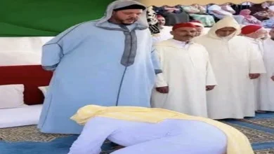 “تقبيل-الأقدام”-في-موسم-ابن-عجيبة-بالفحص-أنجرة.-مشاهد-صادمة-تثير-الغضب-وتفتح-النار-على-الطقوس-الصوفية