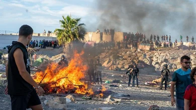 محتجون-في-سبتة-يدمرون-ملاجئ-المهاجرين-ويشعلون-فيها-النار