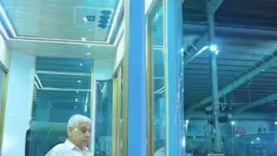 فيديو-صادم-يثير-الجدل.-زعيم-روحي-هندي-خلف-غرفة-زجاجية-وأتباعه-يتسابقون-نحوه