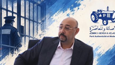 صحيفة-“the-objective”-تسلط-الضوء-على-تراخيص-غير-قانونية-منحها-عمدة-طنجة-لوزير-إسباني
