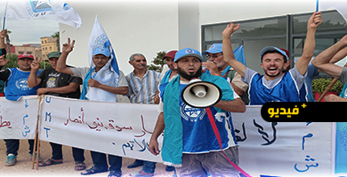 منددين-باستمرار-تأخر-حل-ملف-السوق.-تجار-بني-أنصار-يحتجون-أمام-مقر-الجماعة