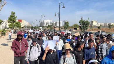 رفضا-لرسوم-التسجيل-بالماستر-الميسر-و-الدكتوراه.-مسيرة-احتجاجية-طلابية-حاشدة-صوب-رئاسة-الجامعة-بفاس